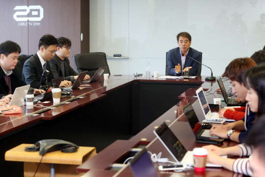 최정우 케이블TV VOD 대표이사가 지난달 31일 오전 서울 서대문구 충정로 한국케이블티브이방송협회에서 열린 긴급 기자간담회에서 지상파와의 주문형비디오(VOD) 공급 조건 협상 결렬과 관련해 입장을 밝히고 있다.  연합뉴스